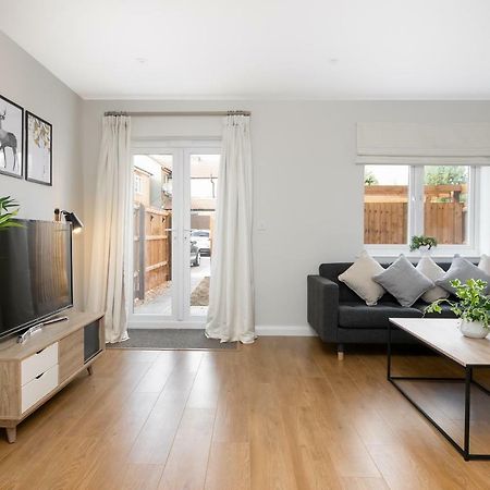 Turtle And Rabbit - Comfortable And Spacious Houses Slough Esterno foto