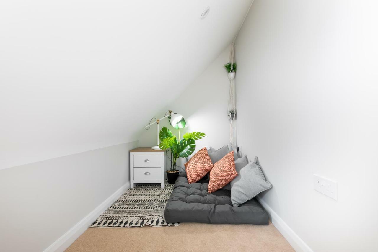 Turtle And Rabbit - Comfortable And Spacious Houses Slough Esterno foto